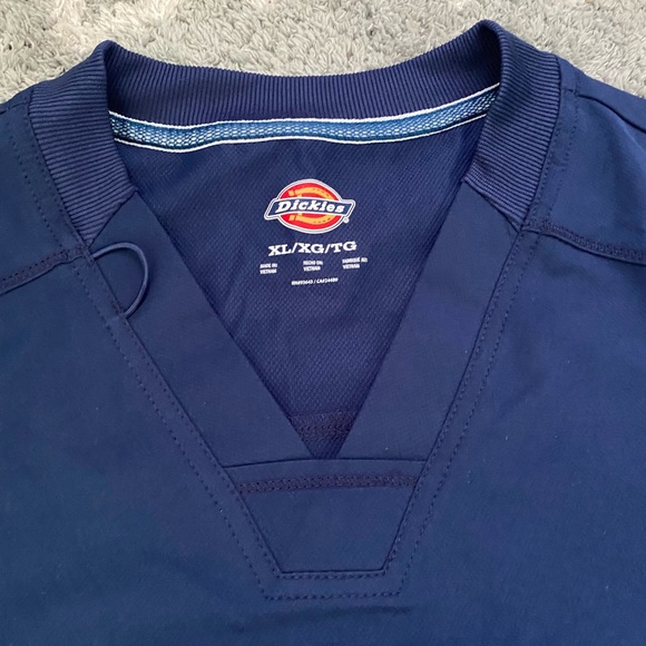 Men's Dickies Dynamix V-Neck Scrub Top with Zipper Pocket, Navy Blue - Picture 3 of 14